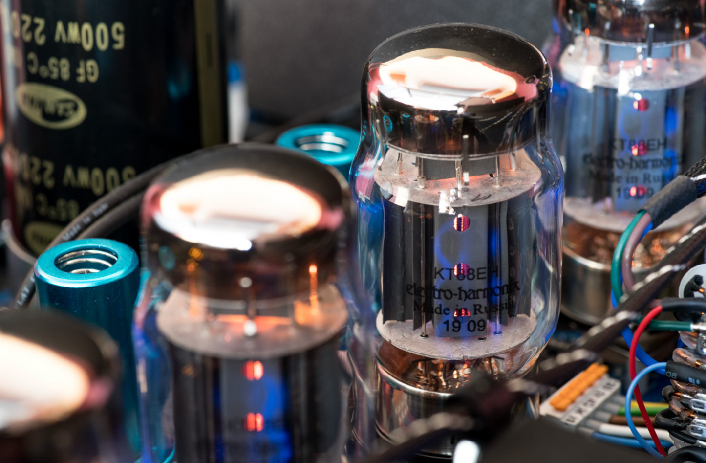 Canor Virtus I2 Integrated Tube Amplifier, close up of tubes