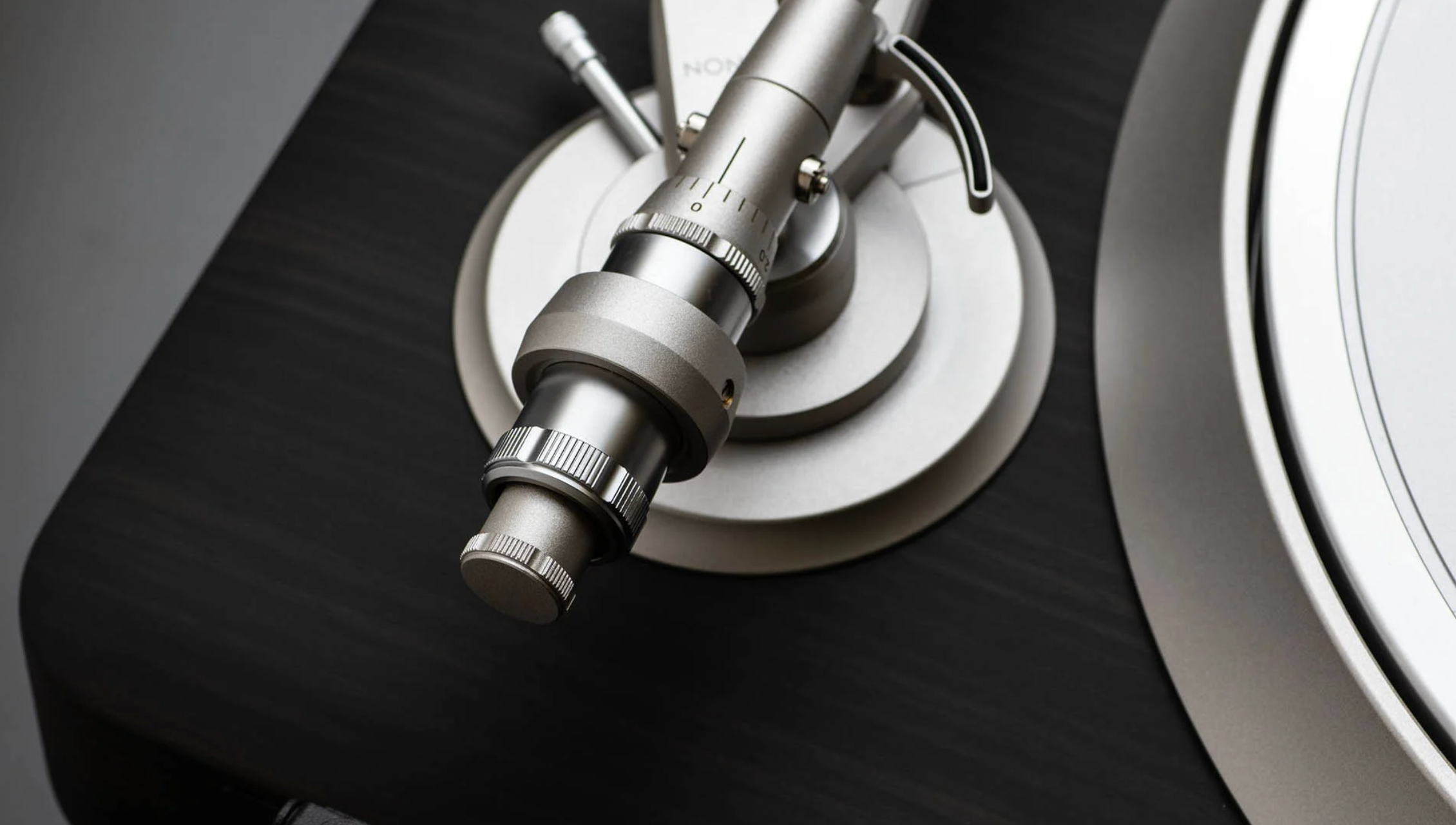 Denon DP-3000NE Premium Direct Drive Turntable, closeup of tonearm