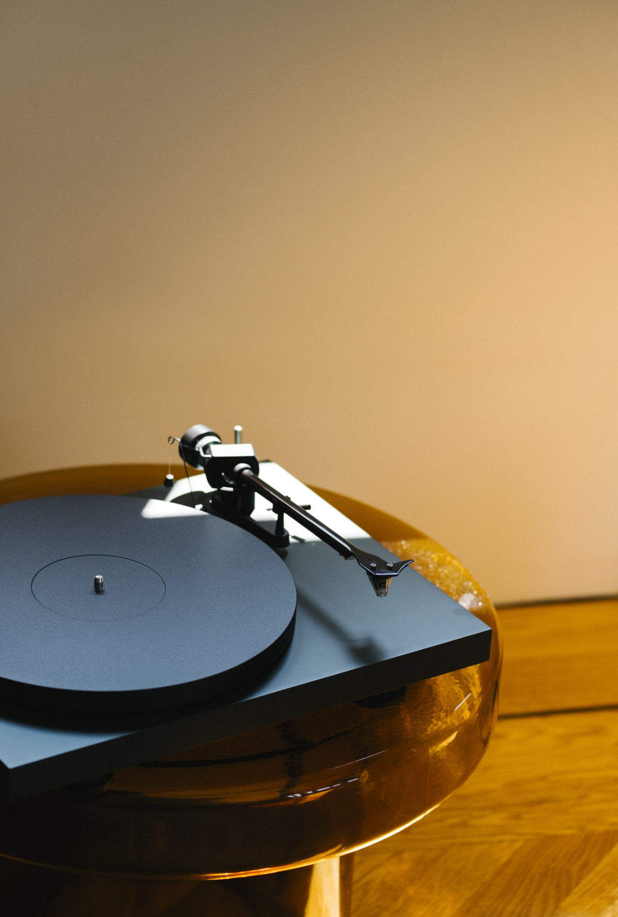 ProJect Debut EVO 2 Turntable with Pick It MM Cartridge in Satin Black, lifestyle image